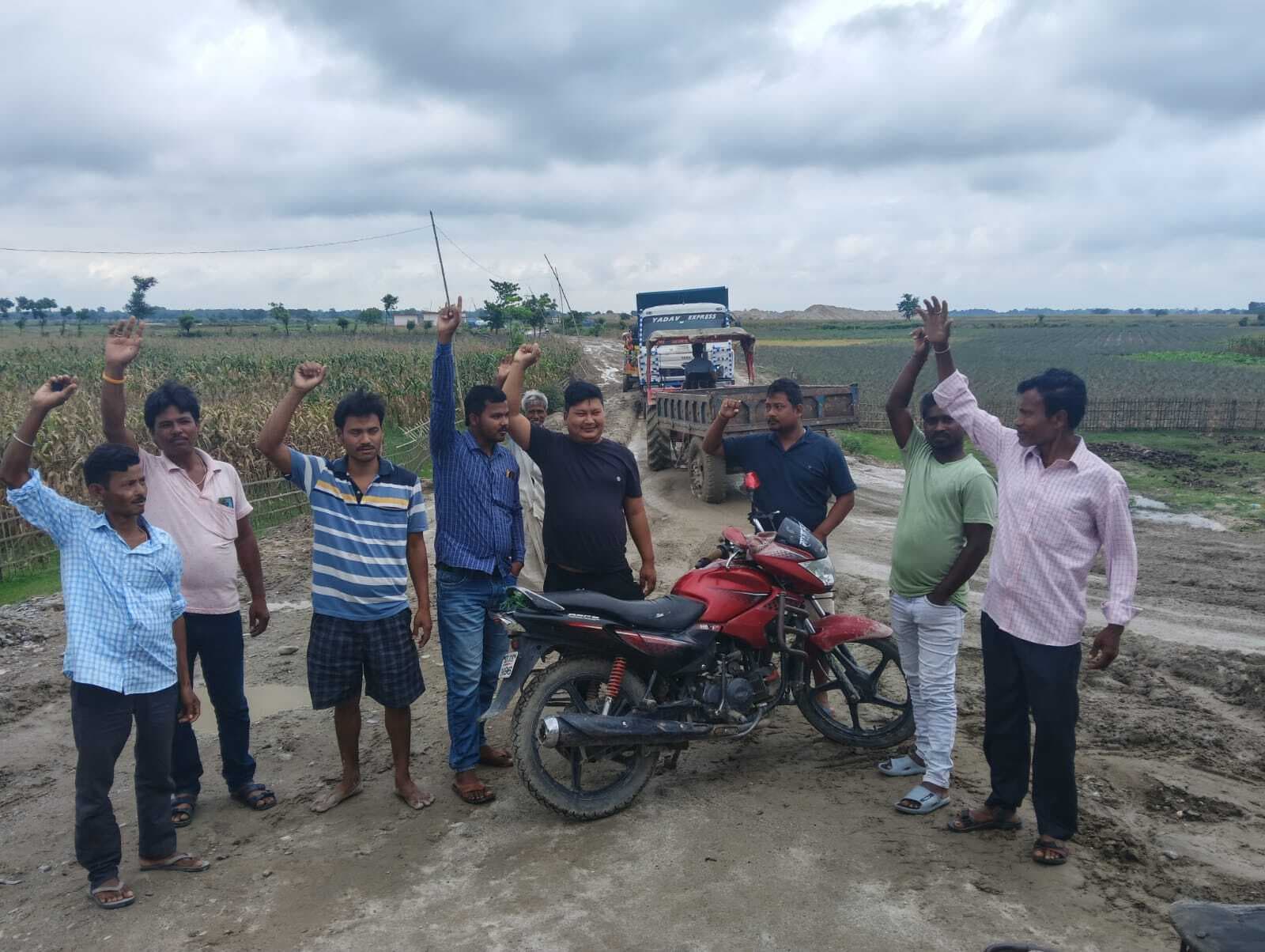 कीचड़मय सड़क होने पर लोगों ने बालू खदान के रास्ते पर किया विरोध प्रदर्शन