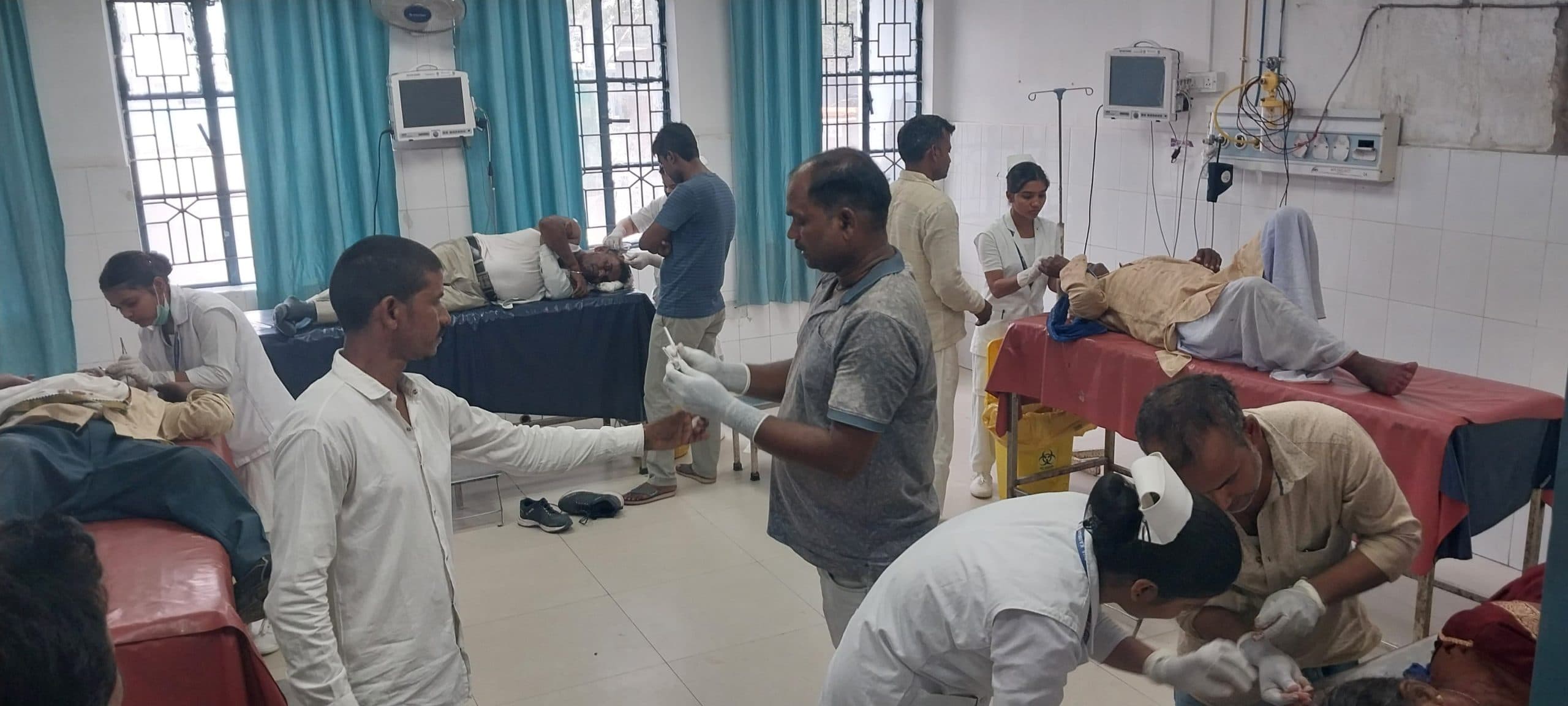 बारे गांव के समीप इ-रिक्शा पेड़ से टकराया, सात लोग घायल