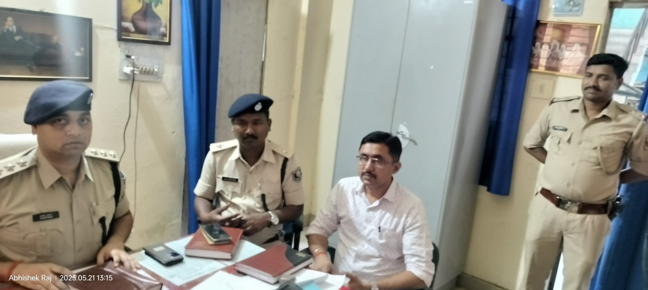 Kaimur News : रामगढ़ थाने को बिना सूचना दिये हेरोइन मामले में युवक को उठा ले गयी यूपी पुलिस, पूछताछ कर छोड़ा