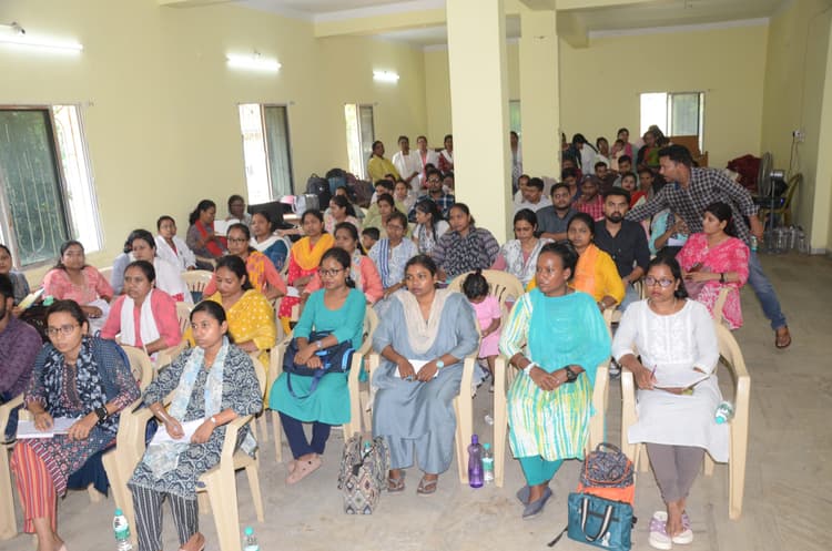 Deoghar news : सीएचओ को शुगर और उच्च रक्तचाप की पहचान के लक्षणों के बारे में बताया