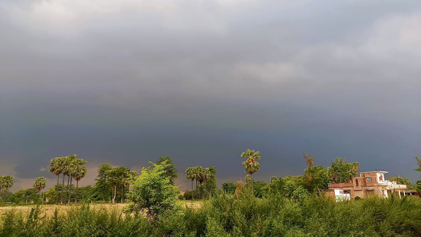 Gopalganj News : बादलों की आवाजाही के बीच शहर के अलग-अलग हिस्सों में हुई बूंदाबांदी