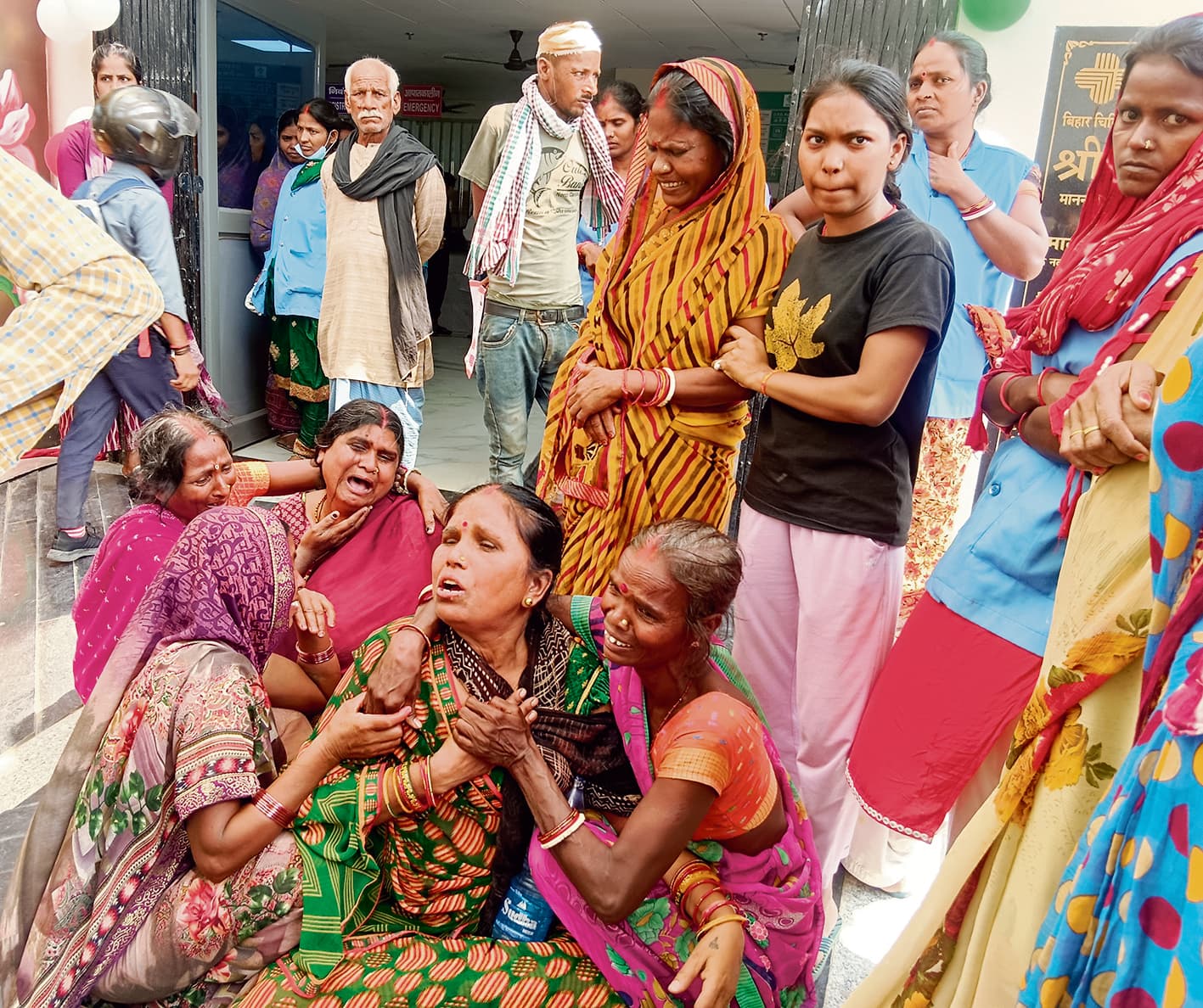 saran news. ट्रैक्टर की टक्कर से साइकिल व इ-रिक्शा सवार दो लोगों की मौत