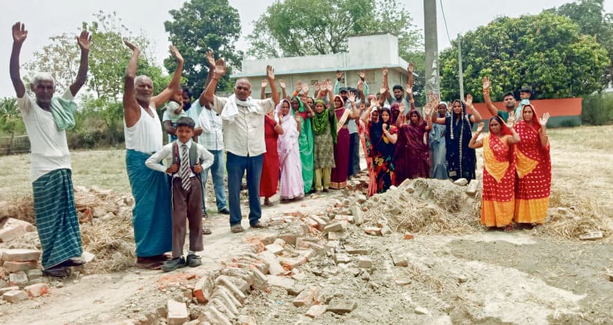 saran news. सीओ पर सड़क को उखाड़ फेंकने का आरोप