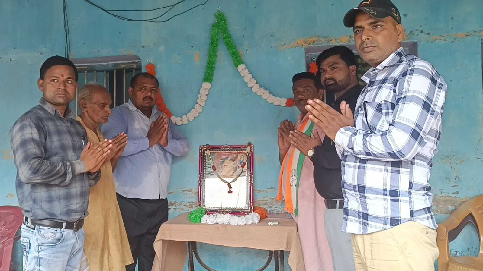 कांग्रेस कार्यकर्ताओं ने पूर्व पीएम राजीव गांधी को किया याद