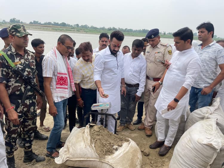 सांसद ने रोहियार बंगलिया में बागमती नदी पर चल रहे कटाव रोधी कार्य का किया निरीक्षण
