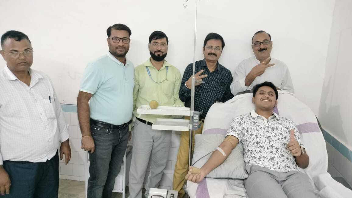 डॉ गौरव ने किया रक्तदान