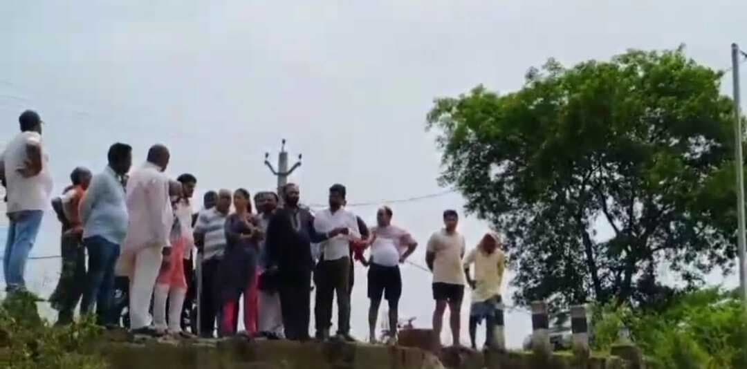 ग्रामीणोंं ने डांड़ के जीर्णोद्वार में घटिया कार्य करने का लगाया आरोप, अधिकारियों ने किया कार्य स्थल की जांच