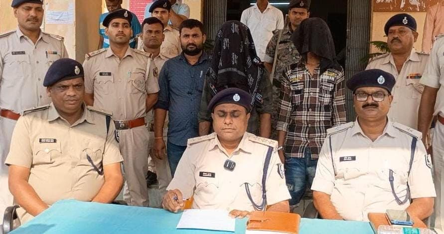 Madhubani News : बर्तन दुकान लूट मामले में दो बदमाश गिरफ्तार, रुपये व बाइक बरामद