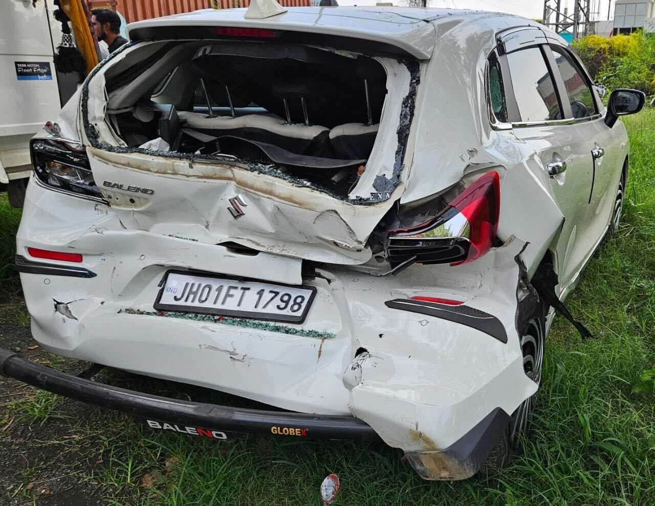 ट्रक ने कार व चालक को लिया चपेट में, घायल