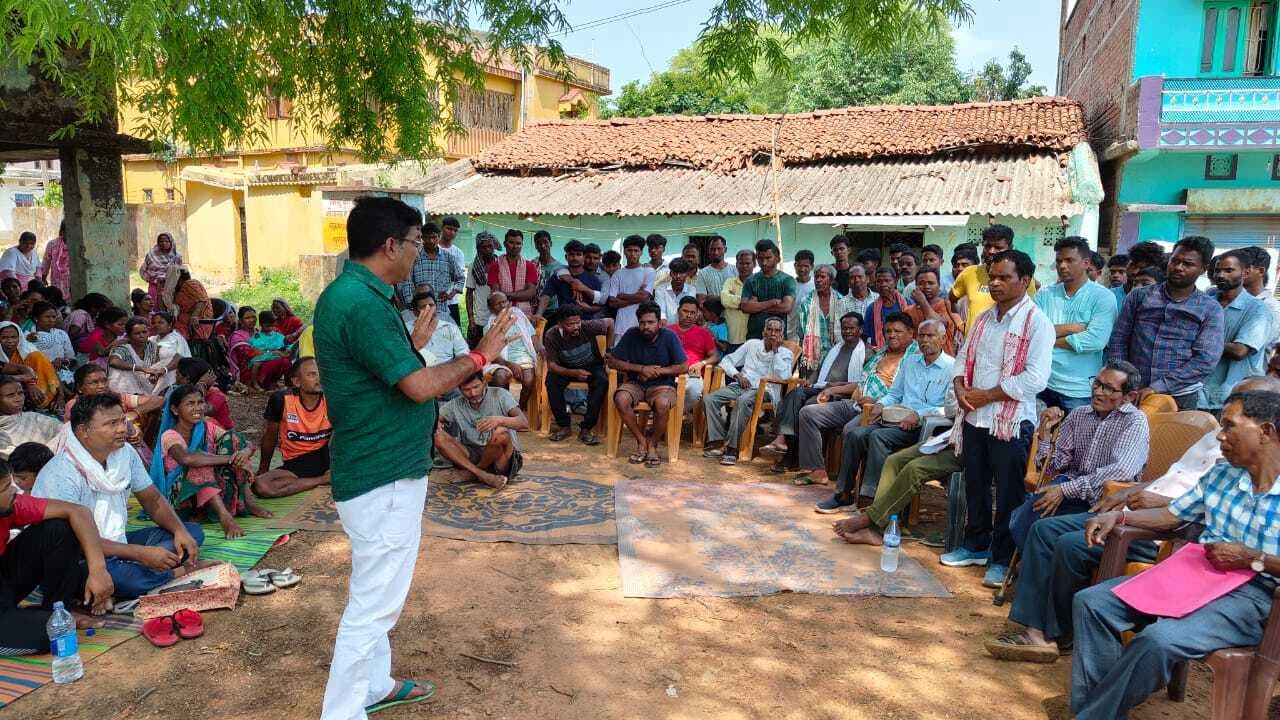 रिम्स-टू : विरोध कर रहे ग्रामीण रैयतों से मिले विधायक