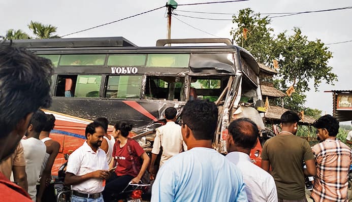 Gopalganj News : मीरगंज से जा रही स्कूल बस और सवारी बस में टक्कर, पांच छात्रों समेत छह घायल