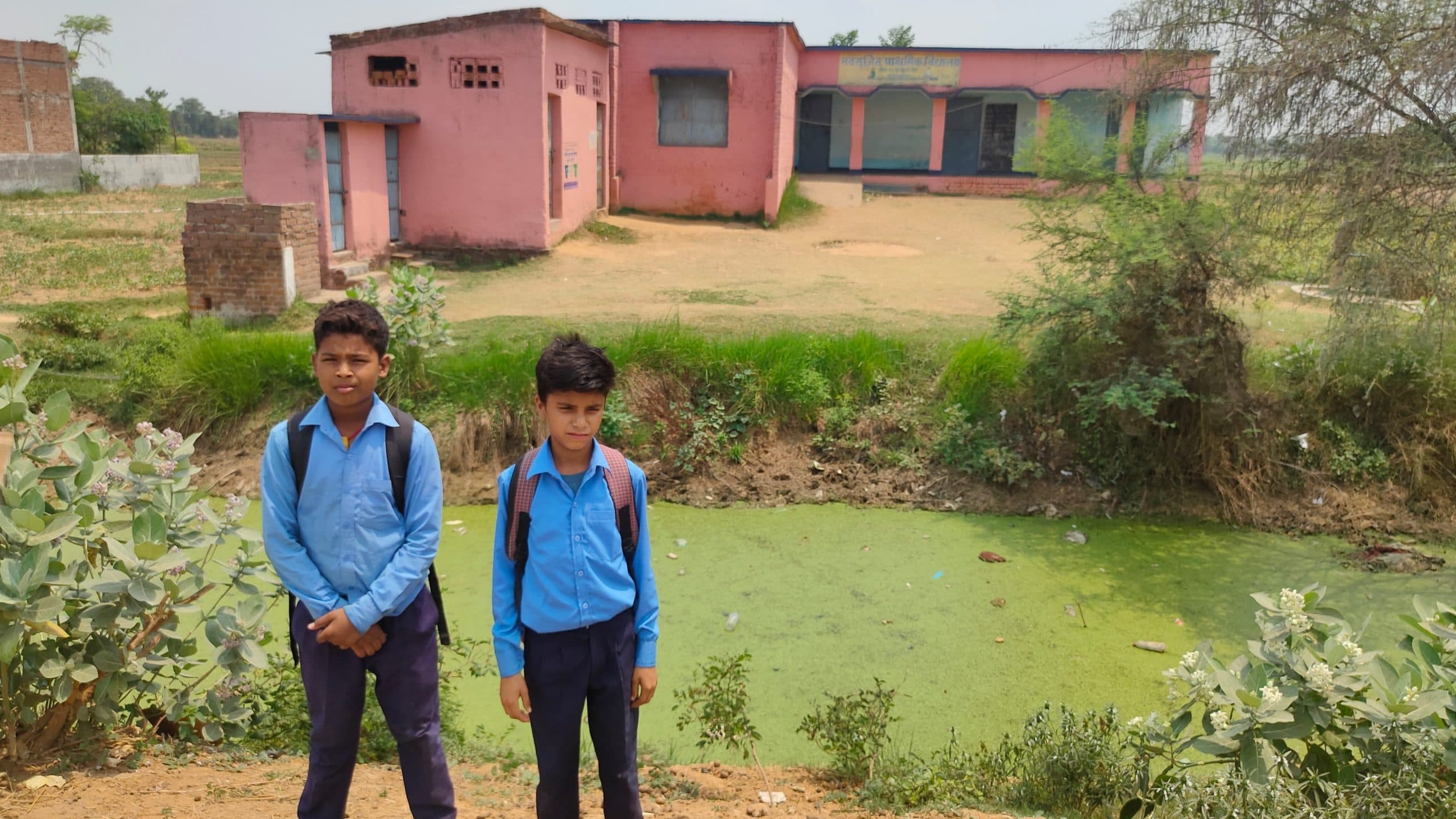 स्कूल जाने के रास्ते नाले में पुलिया नहीं रहने से स्कूली छात्र व शिक्षक परेशान