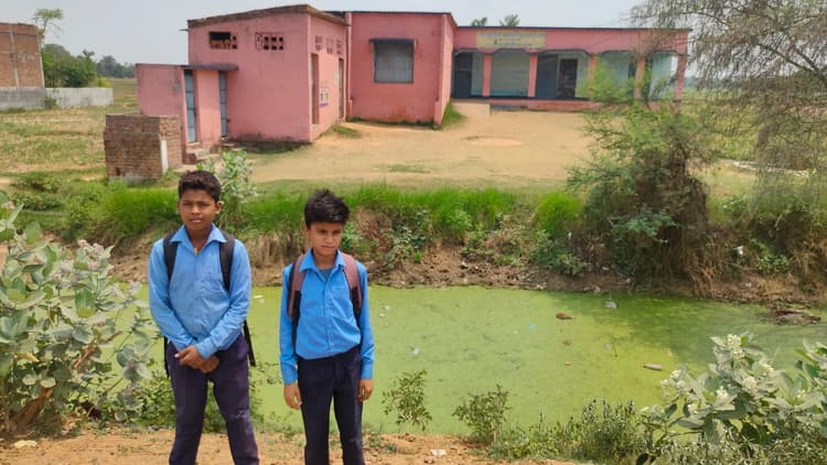 स्कूल जाने के रास्ते नाले में पुलिया नहीं रहने से स्कूली छात्र व शिक्षक परेशान