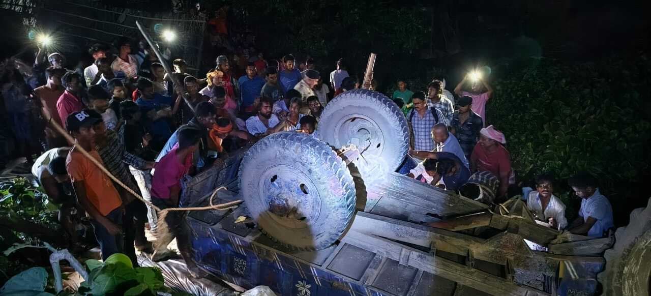 प्लास्टिक लदा ट्रेक्टर के पलटने से मजदूर घायल