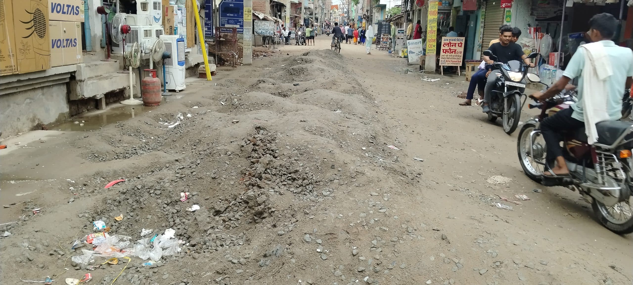 Aurangabad News : सड़क उखाड़ने के बाद नहीं हटा मलबा, आवागमन प्रभावित