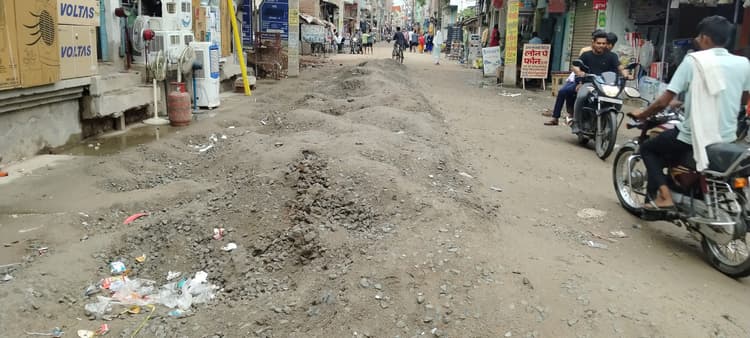 Aurangabad News : सड़क उखाड़ने के बाद नहीं हटा मलबा, आवागमन प्रभावित