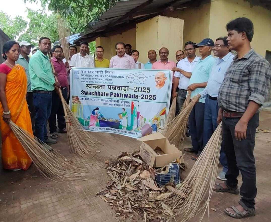 Bokaro News : अधिकारियों और कर्मियों ने की कार्यालयों की सफाई