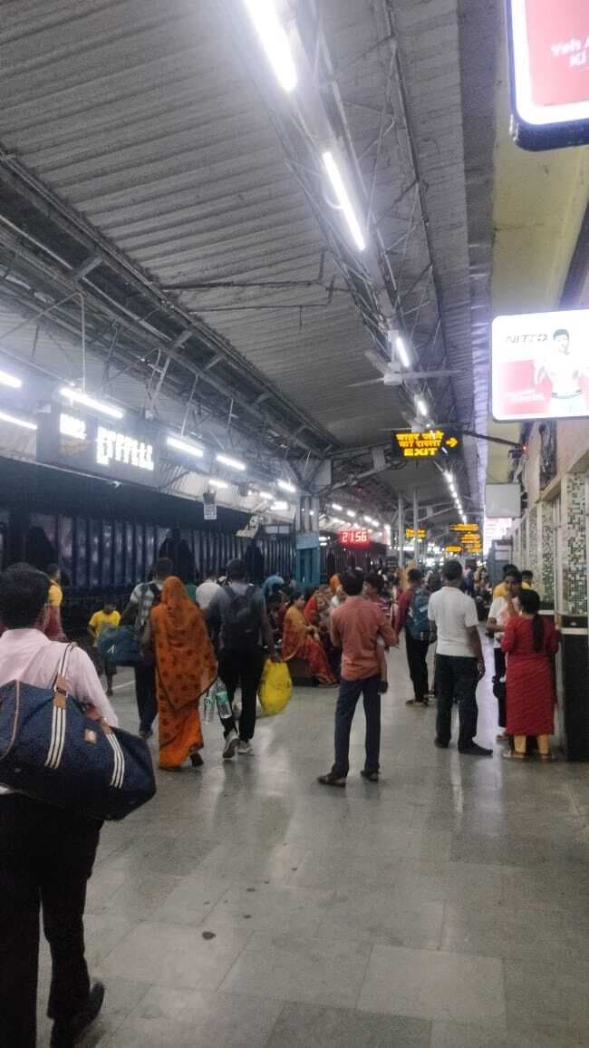 Deoghar news : जसीडीह-आसनसोल मुख्य रेलखंड पर घंटों ट्रेनों का परिचालन बाधित