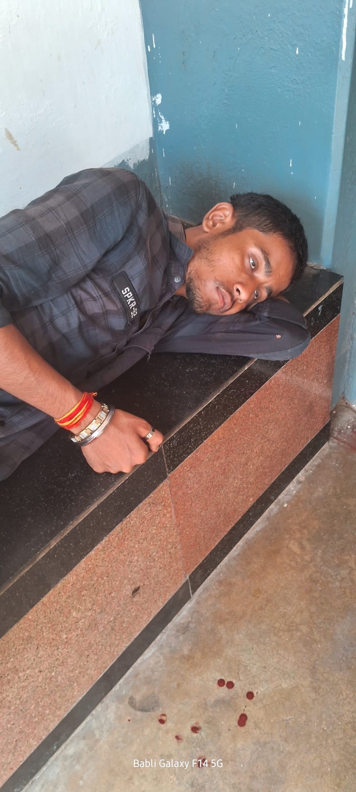 ट्रेन की गेट पर बैठे युवक का पैर प्लेटफॉर्म से टकराया, जख्मी