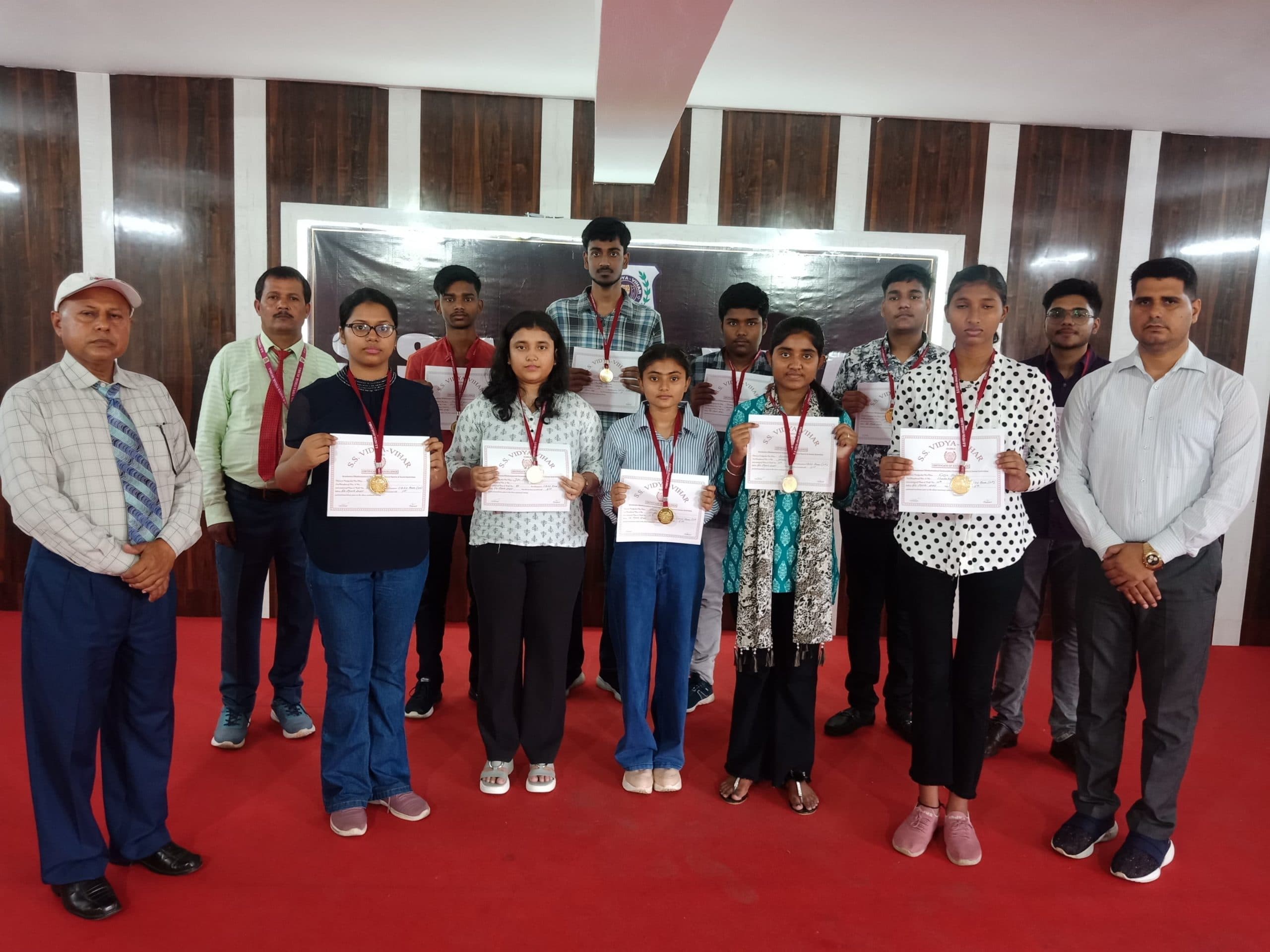 छात्र-छात्राओं को दिये स्पोर्ट्स एण्ड एकेडमिक एक्सीलेंस अचीवमेंट अवार्ड