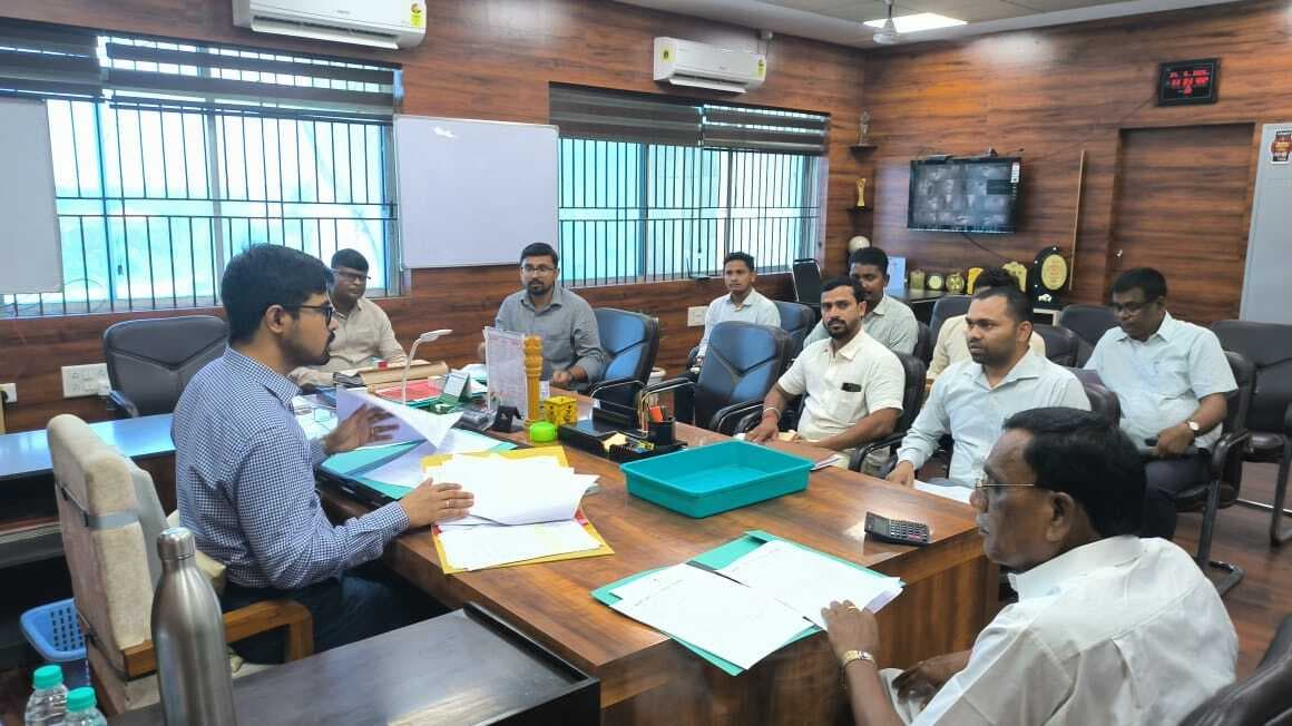 GIRIDIH NEWS : डीसी ने की नगर निकायों में संचालित विकास योजनाओं की समीक्षा