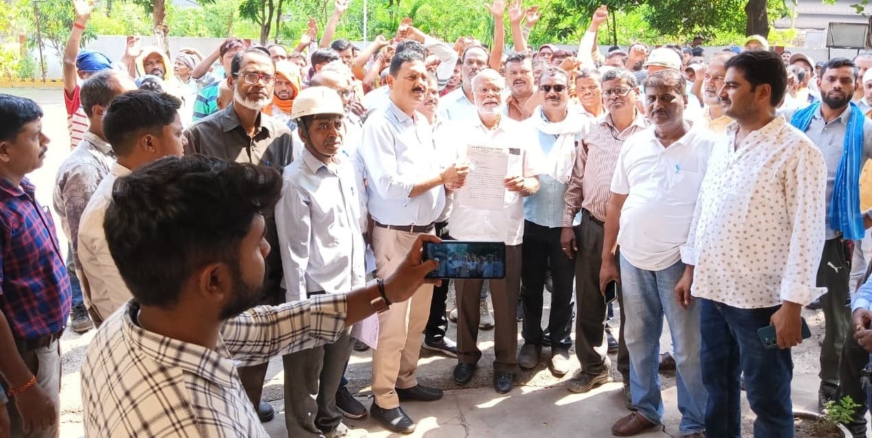 Bokaro News : मांगों को ले कर्मचारियों व ठेकाकर्मियों ने किया चेतावनी प्रदर्शन