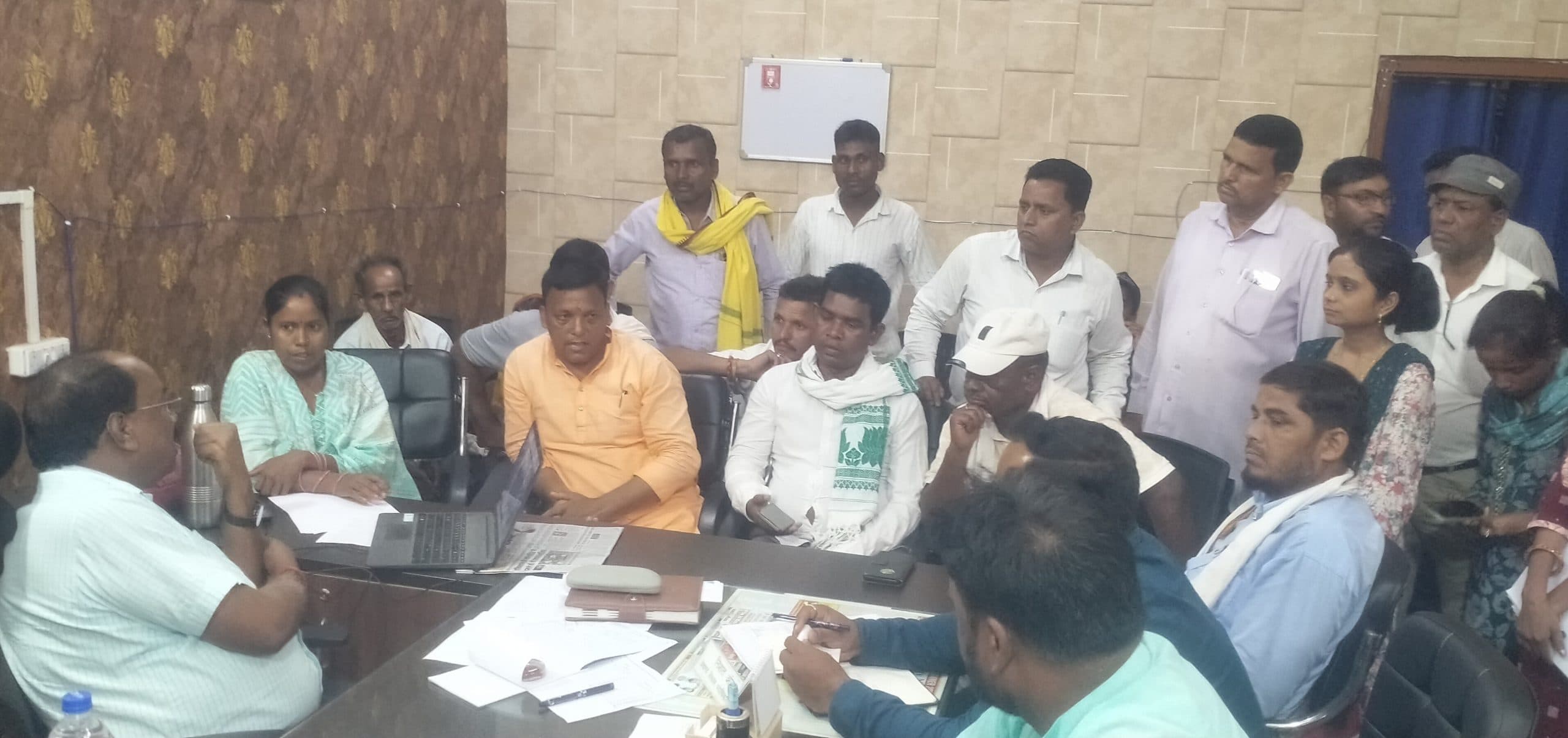 Giridih News  :पंचायत सेवकों को कार्यशैली में सुधार की नसीहत