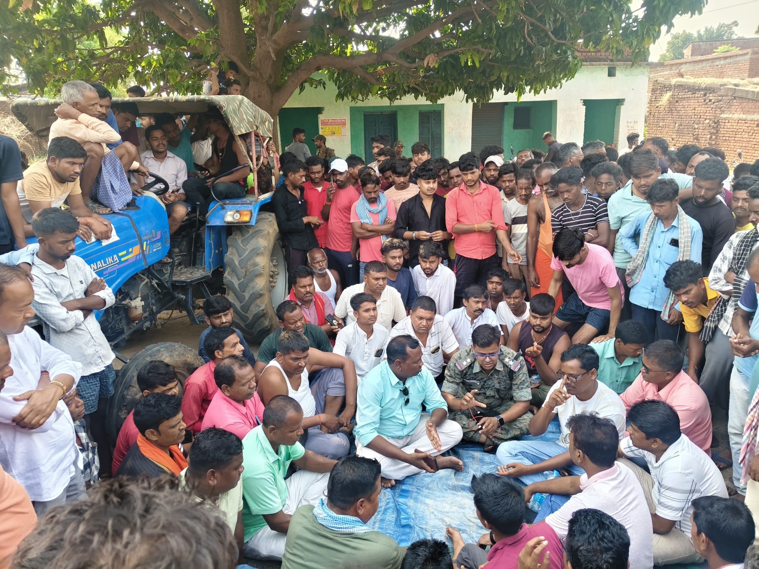 Giridih News  :अवैध बालू लदे ट्रैक्टर ने किशोर को कुचला, हो गयी मौत, लोगों ने किया रोड जाम