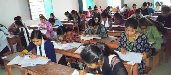 पथरगामा में 11वीं की परीक्षा आयोजित