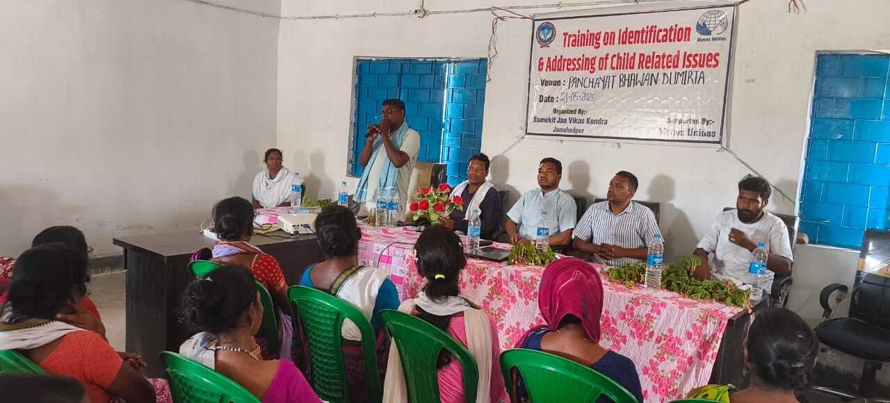 Chaibasa News : नन्हें कंधों पर न थोपें जिम्मेदारियां