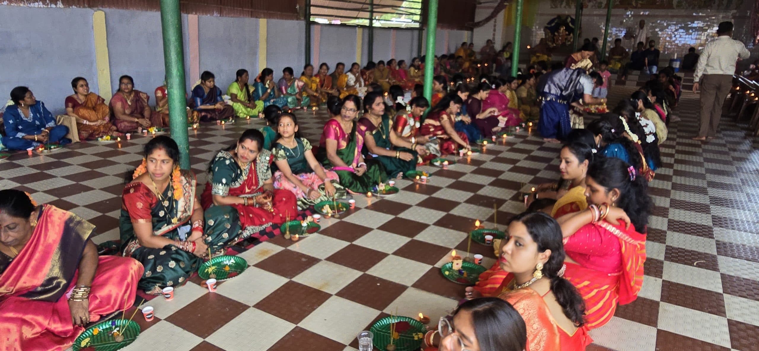 Chaibasa News : तीसरे दिन हुई तुलसी व सामूहिक कुमकुम पूजा