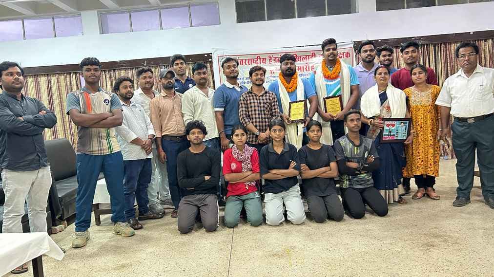 अंतर्राष्ट्रीय हैंडबॉल खिलाड़ी दीपक को महागामा में किया गया सम्मानित