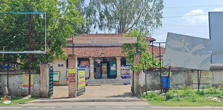 Seraikela News : खपरैल के घर में चल रहा खरसावां सीएचसी