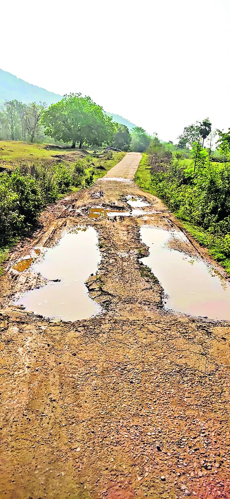 East Singhbhum News : नक्सल प्रभावित झुंझका में सड़क जर्जर, राहगीर परेशान