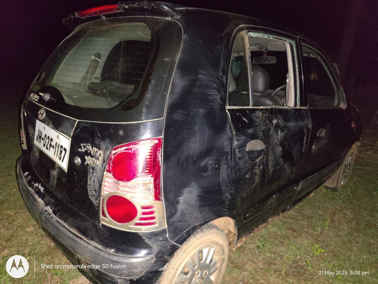 East Singhbhum News : घर से खींच झाड़ियाें के पास ले जाकर कार को किया क्षतिग्रस्त