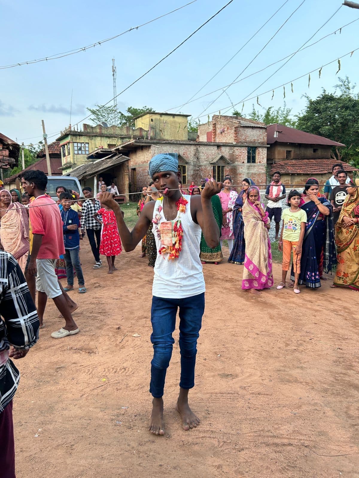 East Singhbhum News : जीभ में सरिया आर-पार करके अंगारों पर नंगे पांव चले श्रद्धालु