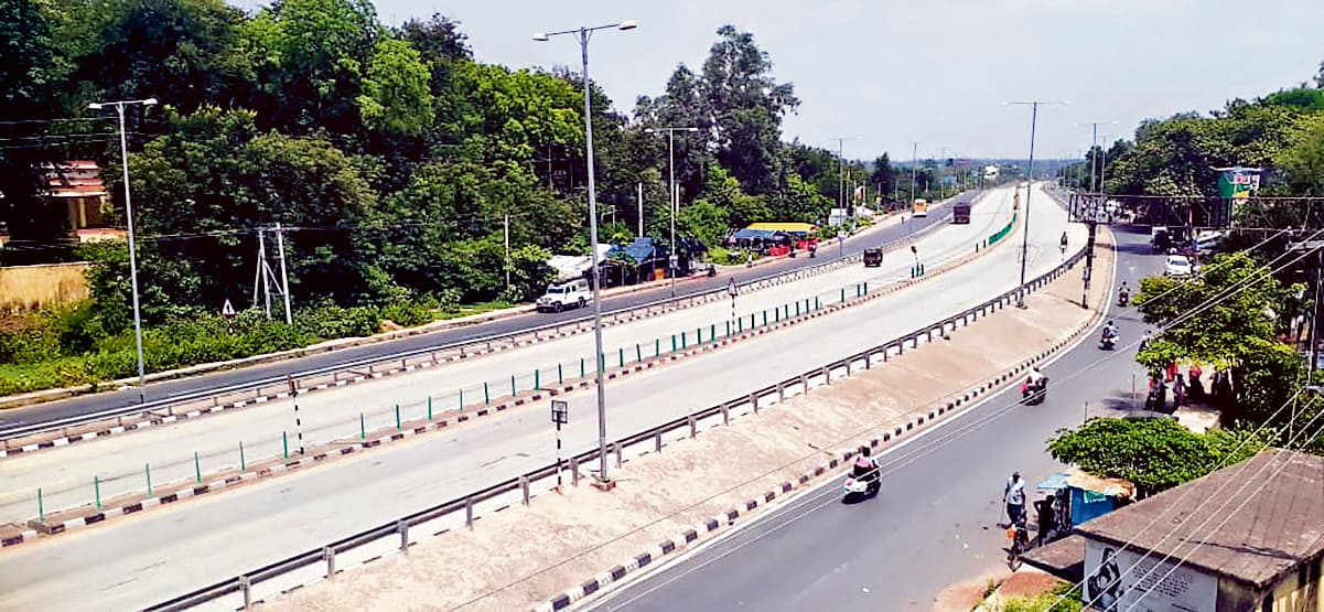 East Singhbhum News : फोरलेन ने रोक दी राह, इंसान व जानवर दोनों की मुश्किलें बढ़ीं