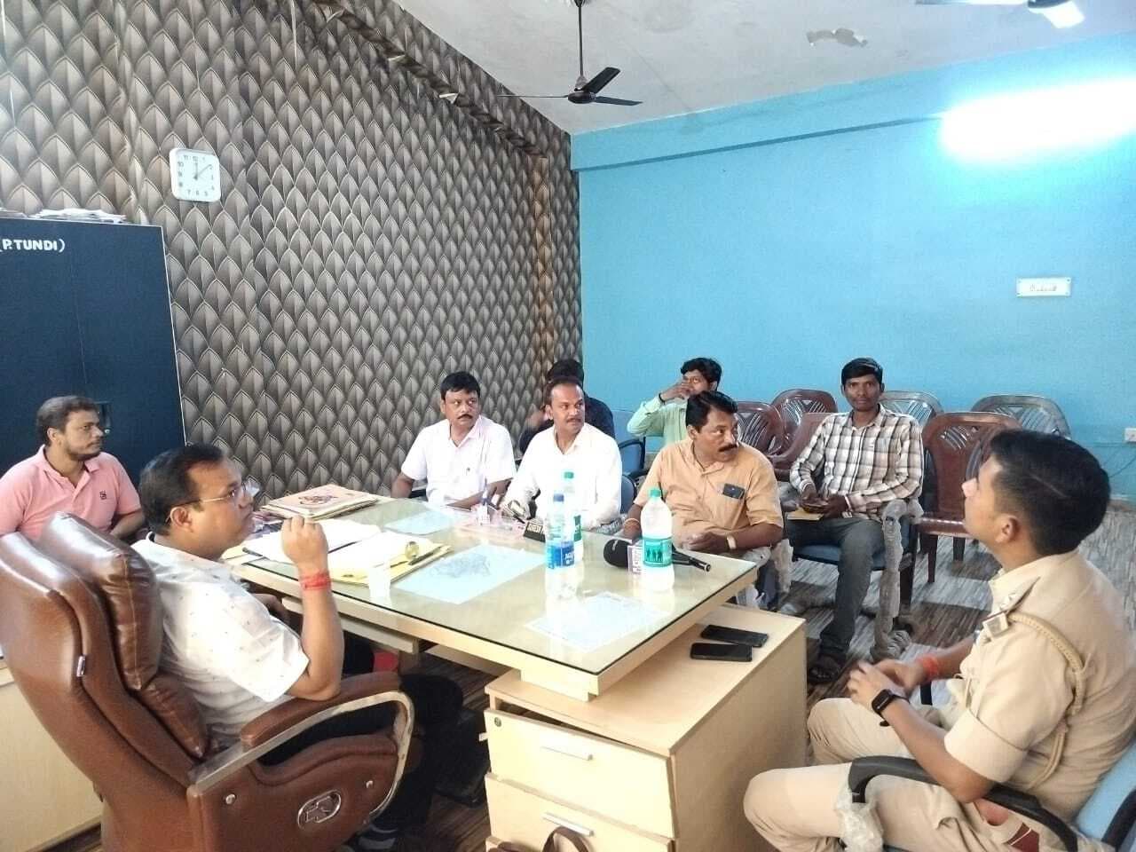 Dhanbad News : किसी भी हालत में नहीं चलेगी बालू-पत्थरों की तस्करी