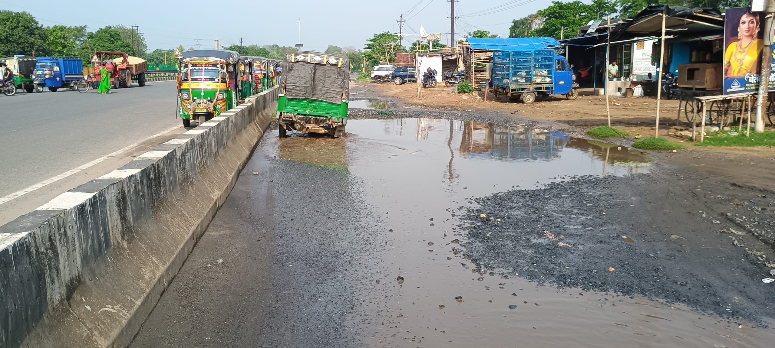 Dhanbad News : एनएच-19 का सर्विस लेन गड्ढों में तब्दील, लोग हो रहे हैं घायल