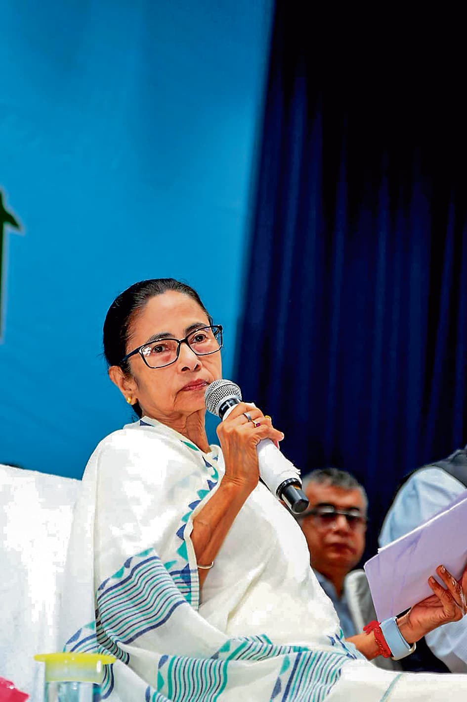 अधिकारी सीमा पार के खतरों से सतर्क रहें: सीएम