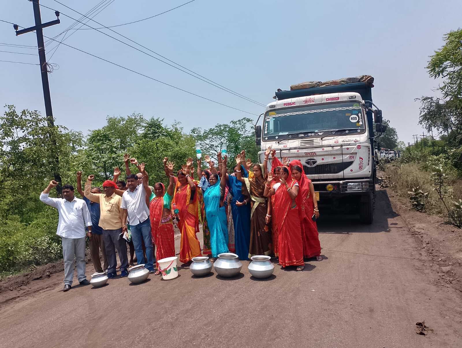 Dhanbad News : सुदामडीह थाना बस्ती के ग्रामीणों ने पानी के लिए किया मुख्य पथ को जाम