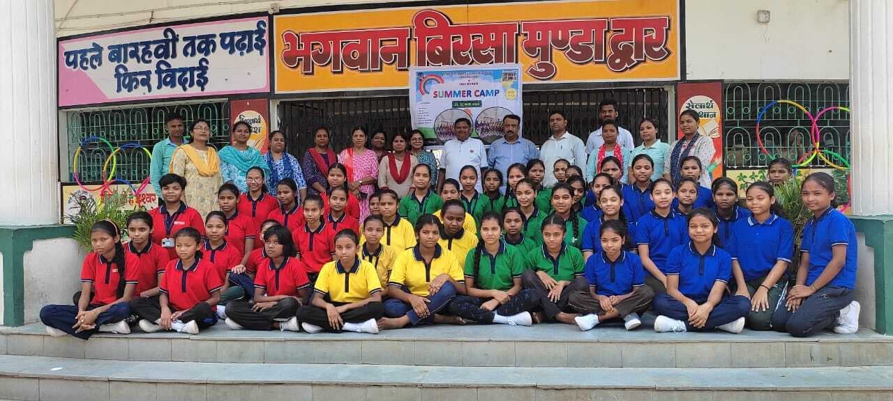 Jamshedpur News : समर कैंप में छात्राओं ने दिखाया उत्साह, सीखा बिना आग के खाना बनाना