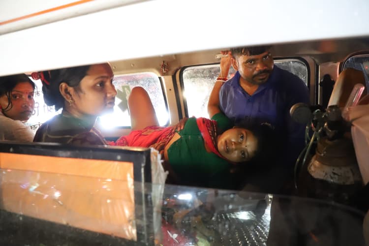 Jamshedpur News : जच्चा-बच्चा को लेकर मानगो पुल पर जाम में फंसी एंबुलेंस, महिला ने रास्ते में ही दिया बच्ची को जन्म