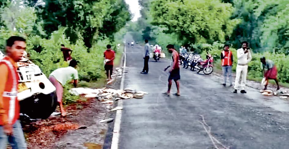 मछलियों से लदा पिकअप वैन दुर्घटनाग्रस्त, मछली लूटने की मची होड़