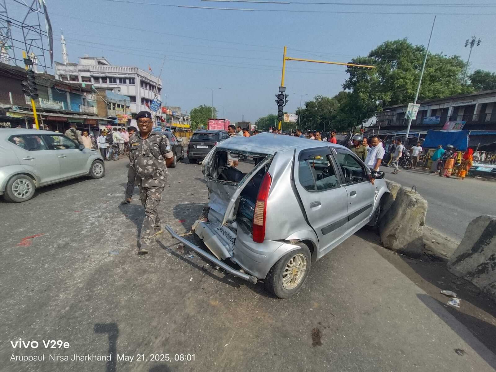 Dhanbad News: कंटेनर ने दो कारों को मारी टक्कर, पांच घायल