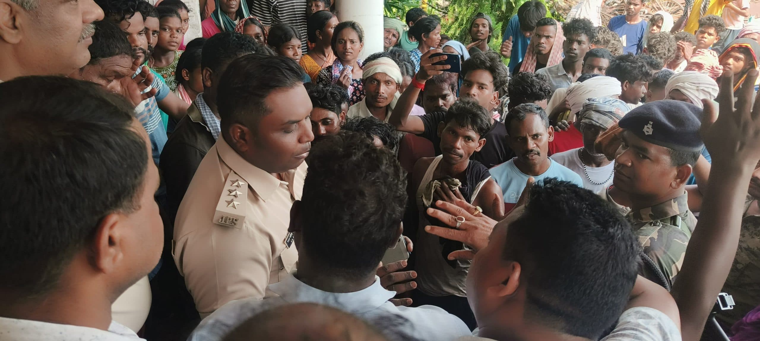 Dhanbad News: पुलिस पर एकतरफा कार्रवाई का आरोप, ग्रामीणों ने निरसा थाना का किया घेराव