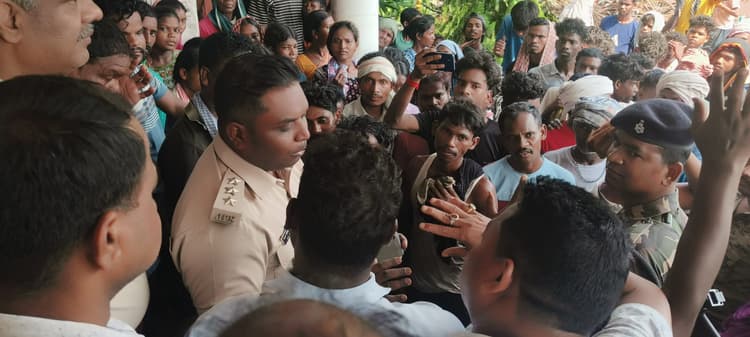 Dhanbad News: पुलिस पर एकतरफा कार्रवाई का आरोप, ग्रामीणों ने निरसा थाना का किया घेराव