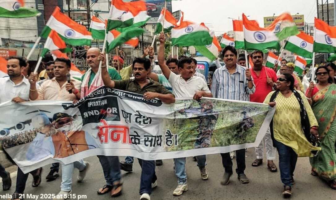 Dhanbad News : ऑपरेशन सिंदूर की सफलता पर भाजयुमो ने निकाली तिरंगा यात्रा