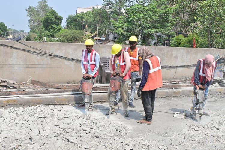 Dhanbad News: बैंकमोड़ फ्लाईओवर की एक लेन का 60% काम पूरा : डीसी