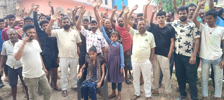 विद्यालय की कुव्यवस्था को लेकर ग्रामीणों ने किया प्रदर्शन, जतायी नाराजगी